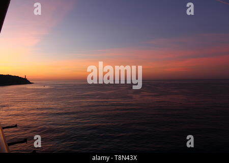 Blick auf einen Sonnenaufgang über der Französischen Riviera, von einem Kreuzfahrtschiff. Stockfoto