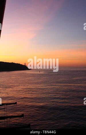 Blick auf einen Sonnenaufgang über der Französischen Riviera, von einem Kreuzfahrtschiff. Stockfoto