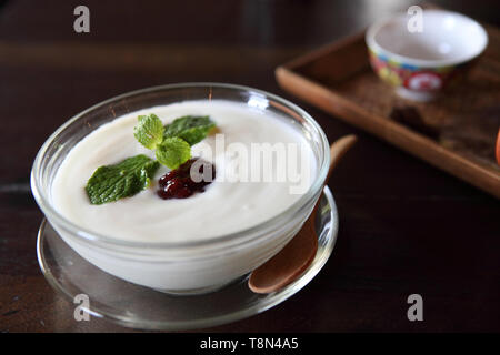 Joghurt mit Obst auf Holz Hintergrund Stockfoto
