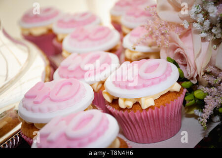 Rosa 40. Geburtstag Party Cupcakes Stockfoto