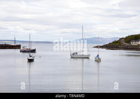 Boote im Hafen in Mallaig Fischereihafen in den schottischen Highlands an der Westküste Stockfoto