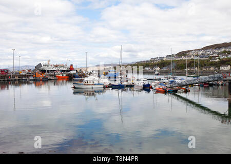 Boote im Hafen in Mallaig Fischereihafen in den schottischen Highlands an der Westküste Stockfoto