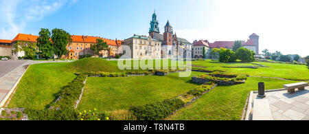 Malerischen Panoramablick auf Wawel in Krakau, Polen. Die historisch und kulturell wichtiger Standort in Polen. Sonnig Stockfoto