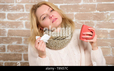 Erkältung und Grippe Symptome. Kranke Frau mit Halsschmerzen trinken Tasse warmen Tee. Hübsches Mädchen mit nasal Kälte leiden unter Kopfschmerzen. Cute woman gefangen schrecklich kalten Virus. Tee kurieren. Stockfoto