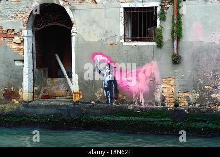 In den Tagen der Eröffnung der Biennale, Venedig erkennt, dass es die berühmten unbekannter Künstler Banksy. Die Graffiti auf mysteriöse Weise erschien in Venedig in Campo San Pantaleon ist fast zweifellos von Banksky. Es stellt einen kleinen Schiffbruch Kind das Tragen einer Schwimmweste, hält ein Signal Rakete. Artribune, einer Fachzeitschrift, Gespräche über eine 99% Chance, dass es sich um eine Arbeit von Banksy. Dies ist das zweite Werk von Banksy in Italien, nach Neapel, wo die Madonna mit der Waffe vorhanden ist. Die graffiti Erschienen am Freitag, 10. Mai und zieht die Aufmerksamkeit der Touristen und Venezianer. Stockfoto