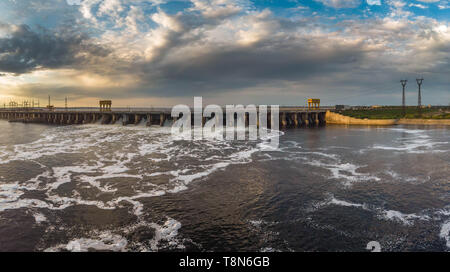 Leistungsstarke Strom von Wasser fällt von der Verschluss in der Dam, Wasserkraft Stockfoto