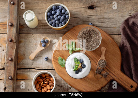 Chia Milchreis mit Beeren und Milch, süße pflegende Dessert, gesundes Frühstück superfood Konzept Stockfoto