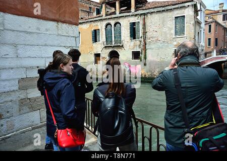 In den Tagen der Eröffnung der Biennale, Venedig erkennt, dass es die berühmten unbekannter Künstler Banksy. Die Graffiti auf mysteriöse Weise erschien in Venedig in Campo San Pantaleon ist fast zweifellos von Banksky. Es stellt einen kleinen Schiffbruch Kind das Tragen einer Schwimmweste, hält ein Signal Rakete. Artribune, einer Fachzeitschrift, Gespräche über eine 99% Chance, dass es sich um eine Arbeit von Banksy. Dies ist das zweite Werk von Banksy in Italien, nach Neapel, wo die Madonna mit der Waffe vorhanden ist. Die graffiti Erschienen am Freitag, 10. Mai und zieht die Aufmerksamkeit der Touristen und Venezianer. Stockfoto