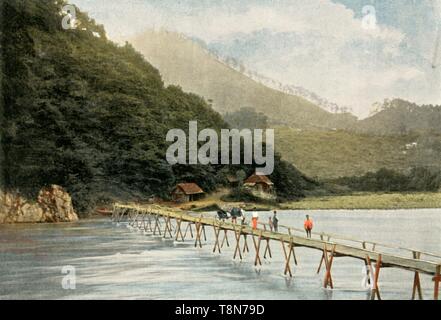 "Passerelle Sur La Riviere D'Arakawa', (Fußgängerbrücke über den Fluss Arakawa), 1900. Schöpfer: Unbekannt. Stockfoto