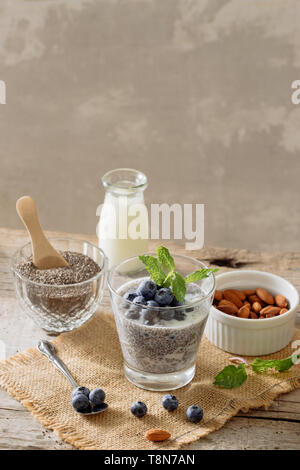 Gesundes Frühstück oder Snack am Morgen mit Chia Samen Pudding und Beeren auf Holz rustikale Hintergrund, vegetarisches Essen, Diät und Gesundheit Konzept Stockfoto