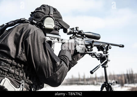 Ausgestattete Polizei SWAT Sniper schiessen mit Gewehr Stockfoto