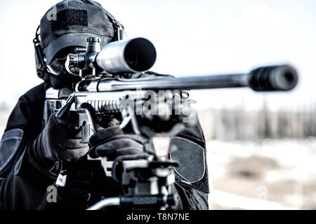 Ausgestattete Polizei SWAT Sniper schiessen mit Gewehr Stockfoto