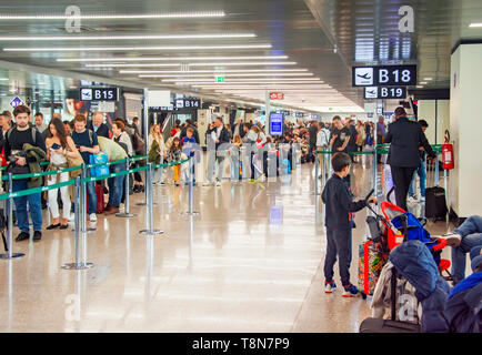 Masse der Leute in der Schlange an einem Flughafen zu überprüfen. Verkehr und Reisen. Reisende und Urlaub. Die Menschen warten Stockfoto