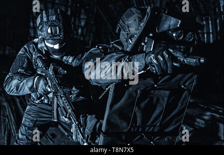 Polizei SWAT Einheit verstecken hinter ballistischer Schutz Stockfoto