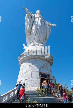Statue der Jungfrau Maria (Virgen de la Inmaculada Concepción) auf dem Gipfel des Cerro San Cristóbal San Cristóbal (Hügel), Santiago, Chile Stockfoto