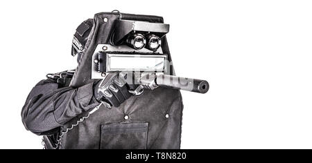 SWAT fighter Verstecken hinter ballistischer Schutzschild auf Weiß Stockfoto