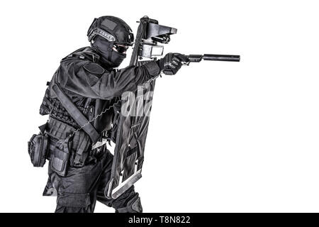 SWAT fighter Verstecken hinter ballistischer Schutzschild auf Weiß Stockfoto