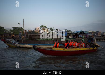 Can Tho, Vietnam - März 27, 2019: Touristen entdecken schwimmenden Markt im Mekong Delta mit dem Boot Stockfoto