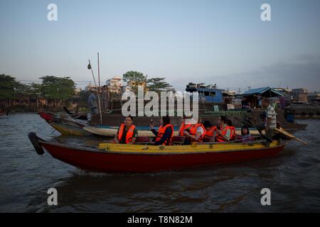 Can Tho, Vietnam - März 27, 2019: Touristen entdecken schwimmenden Markt im Mekong Delta mit dem Boot Stockfoto