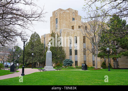 BOULDER, CO-10 MAI 2019 - Blick auf die berühmten Art déco-Boulder County Courthouse in der Pearl Street Mall in Downtown Boulder, Colorado in den Rocky Stockfoto