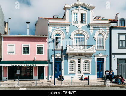 Aveiro, Portugal - April 29, 2019: Blick auf die schönen alten Fassaden von Gebäuden im Stil der Art Nouveau Architektur in Aveiro in Portugal Stockfoto