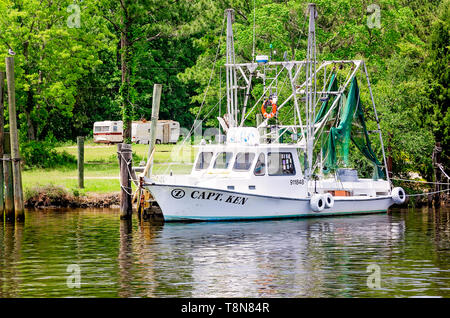 Ein krabbenkutter ist im Bayou angedockt, 5. Mai 2019, in Bayou La Batre, Alabama. Stockfoto