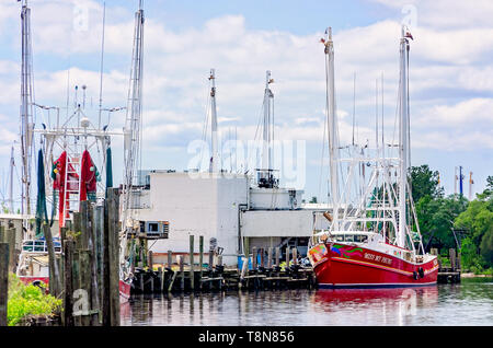 Ein krabbenkutter ist im Bayou angedockt, 5. Mai 2019, in Bayou La Batre, Alabama. Stockfoto