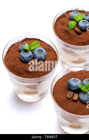 Classic Tiramisu Dessert mit Blaubeeren in einem Glas auf weißem Hintergrund Stockfoto