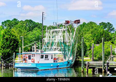 Ein krabbenkutter ist im Bayou angedockt, 5. Mai 2019, in Bayou La Batre, Alabama. Stockfoto