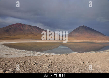 Licancabur Vulkan und die Laguna Verde, Salar de Uyuni, Bolivien Stockfoto