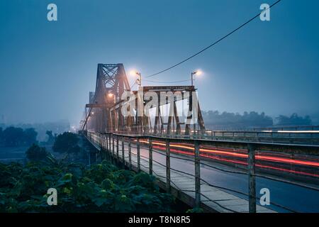 Verkehr auf Long Bien Brücke gegen Stadtbild. In geheimnisvollen Nebel in Hanoi, Vietnam. Stockfoto