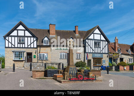 Zweig der Lloyds Bank in einem Holz = gerahmte Gebäude im Zentrum des hübschen Warwickshire Village von Henley-in-arden Stockfoto