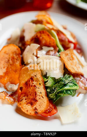 Kreative Caesar Salat in der Platte Stockfoto