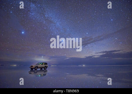 Die Sterne und die Milchstraße Reflexionen auf dem Salar de Uyuni, Bolivien Stockfoto