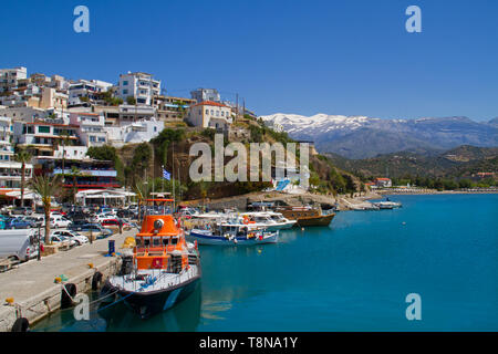 Blick auf das charmante Fischerdorf Agia Galini an der Südküste von Kreta, im Hintergrund die schneebedeckten Berge der Idi Stockfoto