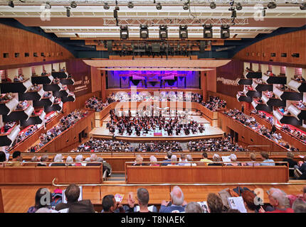 Innenraum der Royal Festival Hall auf der Londoner South Bank. 1951 eröffnet, 2007 renoviert. Orchester auf der Bühne, das Publikum sitzt. Stockfoto