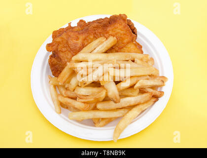 Weißbuch Platte mit Fisch und Chips auf gelb tischdecke. Beliebte Straße Messe Essen. Stockfoto