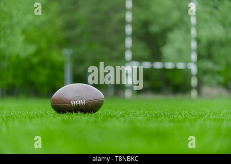 American Football, Rugby Ball auf grünem Gras Feld Hintergrund Stockfoto