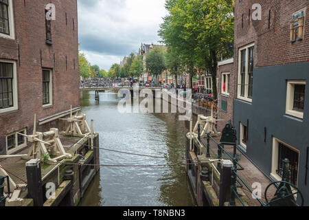 Die Armbrug aus dem Oudezijds Kolk, den schmalen Kanal zwischen dem Oudezijds Voorburgwal mit der oosterdok gesehen Stockfoto