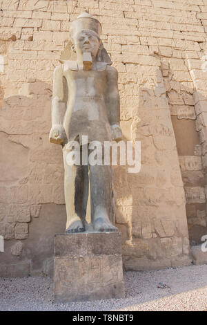 Vor der Statue von Ramses II., am Eingang des Tempels von Luxor Stockfoto