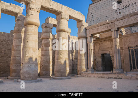 Der Hof von Ramses II. in der Tempel von Luxor Stockfoto