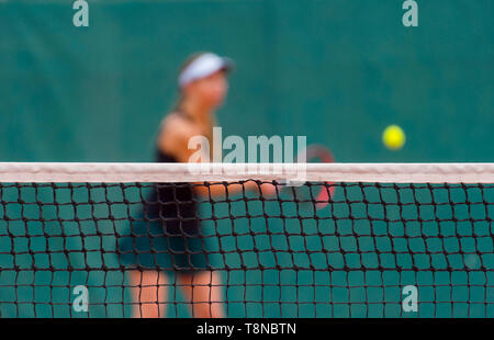 Netz der Tennisplatz auf Blur player Hintergrund Stockfoto