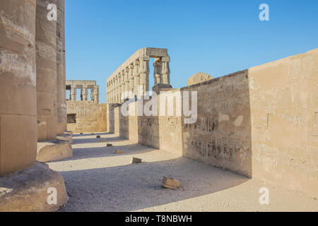 Die äußere Wand des Ramses II. im Tempel von Luxor Stockfoto