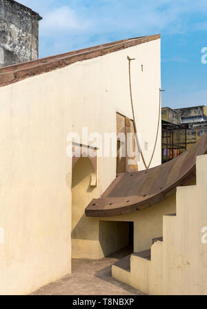 Deergha Samrat Yantra instrument Jantar Mantar - Man Singh Sternwarte, Varanasi, Indien Stockfoto