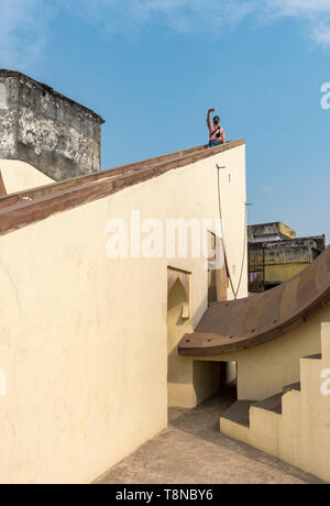 Deergha Samrat Yantra instrument Jantar Mantar - Man Singh Sternwarte, Varanasi, Indien Stockfoto