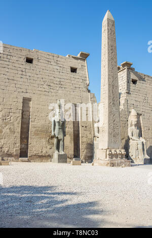 Ramses II. und die oblisk vor dem Tempel in Luxor Stockfoto