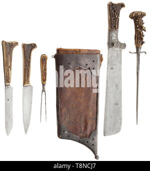 Eine Deutsche Jagd trousse, 17. Jahrhundert umfassende, zuverlässige 1-Klinge, die Vorderseite schlug mit einem Smith Mark. Beide Seiten der root gemeißelt mit Blumen und einem alten Porträtbüste. Hirschhorn Griff mit fünf Nieten. Leder Holz Scheide eingeprägt auf der Vorderseite, Bügeleisen Mantel und (später) Medaillon mit einem geometrischen Muster durchbohrt. Zwei (nicht entsprechenden) Messer, eine Ahle und einem 2-zinkige Gabel, alle mit Hirschhorn Griff eingefügt. Länge 42 cm. historischen, historische, 17. Jahrhundert, Additional-Rights - Clearance-Info - Not-Available Stockfoto