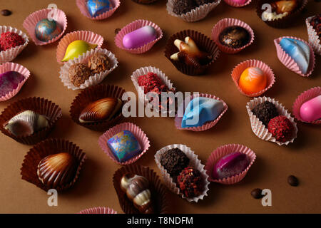 Pralinen und Trüffel auf braunem Papier Stockfoto