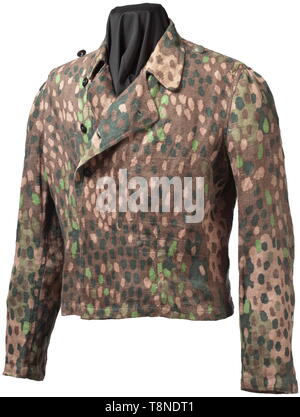 Ein Feld Tunika M43 in 'Erbstarn 'Pattern camouflage für Panzer Besatzungen Baumwolltuch bedruckt, in multi-color' Erbstarn" (PEA) Camouflage. Tasten aus schwarzem Kunststoff, grau Innenauskleidung. Die Jacke, die innen mit Depot Stanz- und RB-Nummer. Ein zeitgenössisches Werk aus M43 in den Schnitt des Sturmgeschütz Crew Jacke zugeschnitten waren und von den Besatzungen der SS verwendet motorisierten Formationen. Minimale Nutzung, blasse Farben. Selten. historischen, historische, 20. Jahrhundert, 1930S, 1940s, Waffen-SS, bewaffneten Division der SS, bewaffneten Service, Streitkräfte, NS, Nationalsozialismus, Nationalsozialismus, Drittes Reich, Deutsche Rei, Editorial-Use - Nur Stockfoto