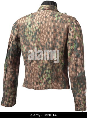 Ein Feld Tunika M43 in 'Erbstarn 'Pattern camouflage für Panzer Besatzungen Baumwolltuch bedruckt, in multi-color' Erbstarn" (PEA) Camouflage. Tasten aus schwarzem Kunststoff, grau Innenauskleidung. Die Jacke, die innen mit Depot Stanz- und RB-Nummer. Ein zeitgenössisches Werk aus M43 in den Schnitt des Sturmgeschütz Crew Jacke zugeschnitten waren und von den Besatzungen der SS verwendet motorisierten Formationen. Minimale Nutzung, blasse Farben. Selten. historischen, historische, 20. Jahrhundert, 1930S, 1940s, Waffen-SS, bewaffneten Division der SS, bewaffneten Service, Streitkräfte, NS, Nationalsozialismus, Nationalsozialismus, Drittes Reich, Deutsche Rei, Editorial-Use - Nur Stockfoto